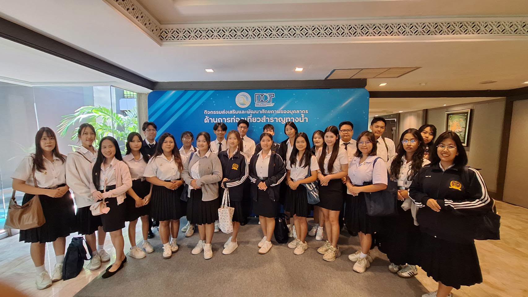 กลุ่มนักศึกษาถ่ายภาพร่วมกันในกิจกรรมส่งเสริมและพัฒนาศักยภาพของบุคลากรด้านการท่องเที่ยวเรือสำราญทางน้ำ