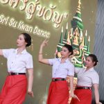 นักเรียนร่วมแสดงชุดบายศรีสู่ขวัญภายในพิธีไหว้ครู ประดับอินทรธนู และสวมหมวกนักเรียนพาณิชยนาวี ประจำปีการศึกษา 2569