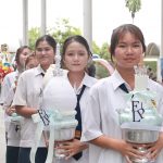 นักเรียนเชิญพานไหว้ครูเข้าสู่บริเวณพิธีไหว้ครู ประดับอินทรธนู และสวมหมวกนักเรียนพาณิชยนาวี ประจำปีการศึกษา 2569