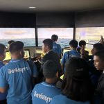 นักเรียนโรงเรียนสิงห์สมุทรเยี่ยมชมสะพานเดินเรือจำลอง